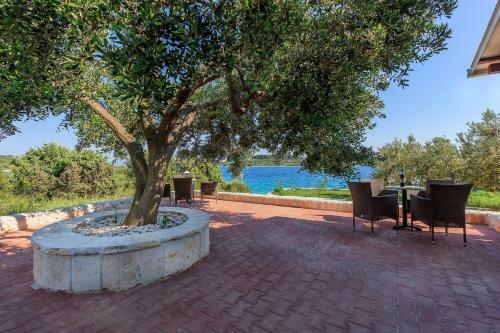 Beachfront Luxury Villa W Pool & Large Garden