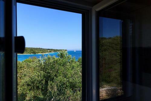 Beachfront Luxury Villa W Pool & Large Garden