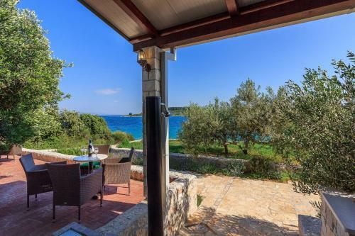 Beachfront Luxury Villa W Pool & Large Garden