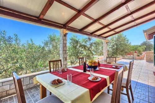 Beachfront Luxury Villa W Pool & Large Garden
