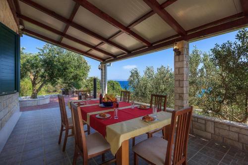 Beachfront Luxury Villa W Pool & Large Garden