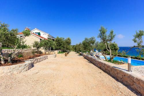 Beachfront Luxury Villa W Pool & Large Garden