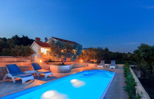 Beachfront Luxury Villa W Pool & Large Garden