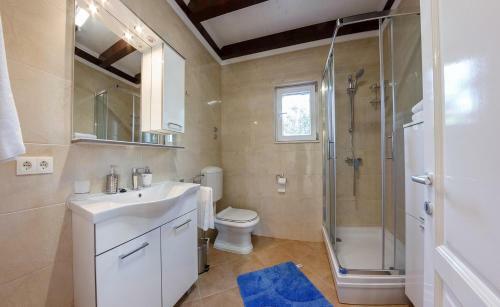 Beachfront Luxury Villa W Pool & Large Garden