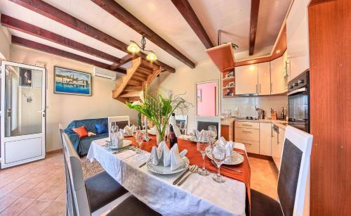 Beachfront Luxury Villa W Pool & Large Garden