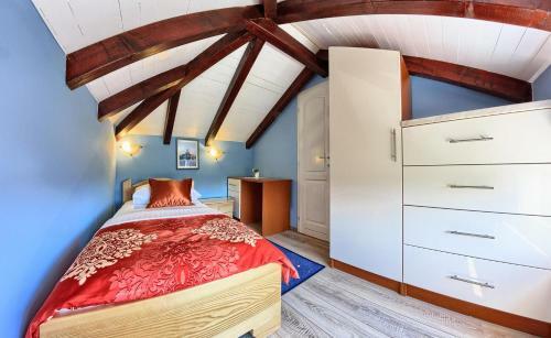 Beachfront Luxury Villa W Pool & Large Garden
