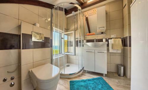 Beachfront Luxury Villa W Pool & Large Garden