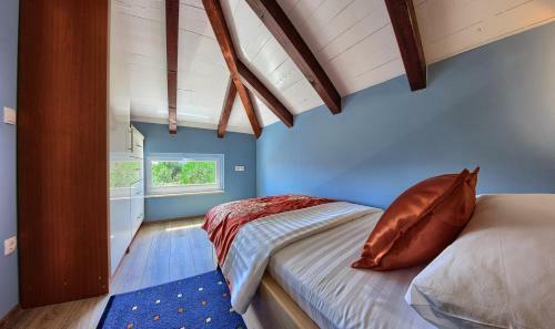 Beachfront Luxury Villa W Pool & Large Garden