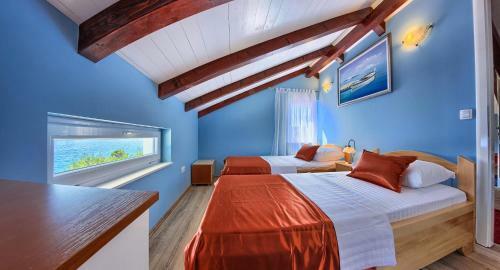 Beachfront Luxury Villa W Pool & Large Garden
