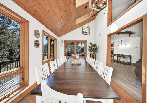 Pine Hollow Lodge