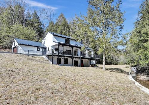Pine Hollow Lodge