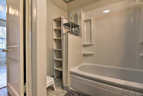 Family-friendly Hideaway - Walk To Lake Erie!