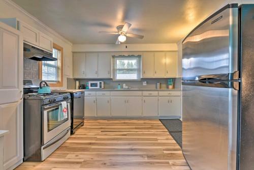 Family-friendly Hideaway - Walk To Lake Erie!