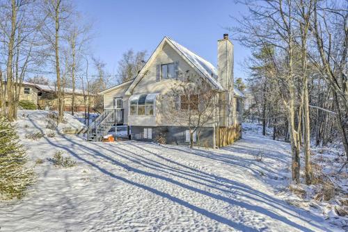 Pocono Mountains Home With Deck, Grill And Fireplace!