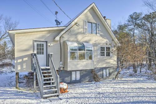 Pocono Mountains Home With Deck, Grill And Fireplace!