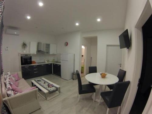 Apartment In Duce With Terrace, Air Conditioning, Wifi 5061-1