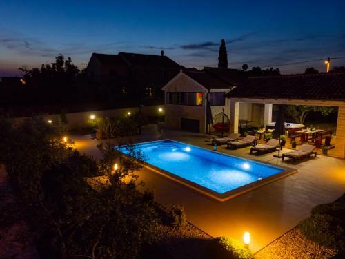 Villa Lorema-jacuzzi,pool,billiard,table Tennis&football