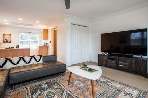 Sunny Ridge - Hot Tub, Gym, Jacuzzi Tub, Game Room
