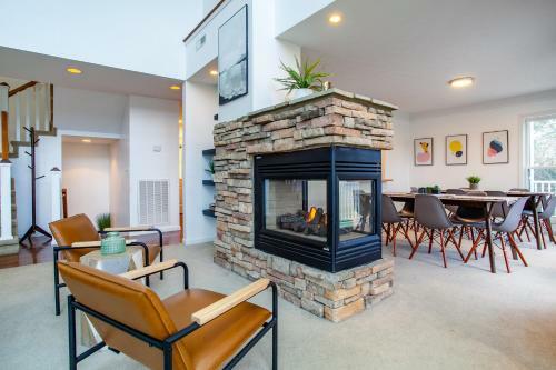 Sunny Ridge - Hot Tub, Gym, Jacuzzi Tub, Game Room