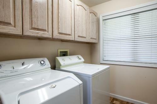 Sunny Ridge - Hot Tub, Gym, Jacuzzi Tub, Game Room