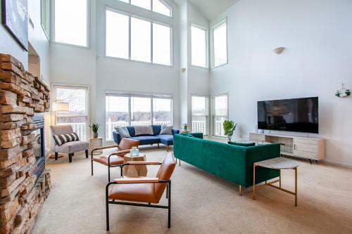Sunny Ridge - Hot Tub, Gym, Jacuzzi Tub, Game Room
