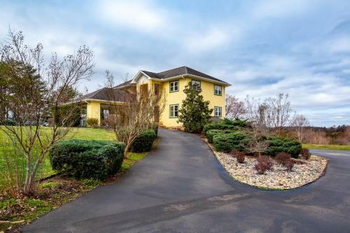 Sunny Ridge - Hot Tub, Gym, Jacuzzi Tub, Game Room