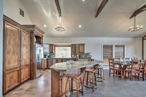 Waterfront Home 2 Decks With Canyon Lake Views