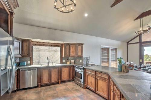 Waterfront Home 2 Decks With Canyon Lake Views