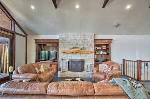Waterfront Home 2 Decks With Canyon Lake Views