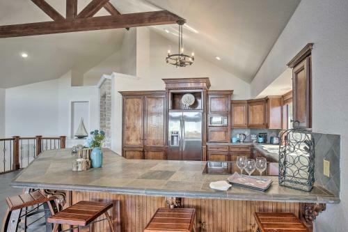 Waterfront Home 2 Decks With Canyon Lake Views