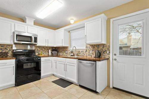 Emerald Oasis 3br 2.5ba Free Parking Upto 4 Cars