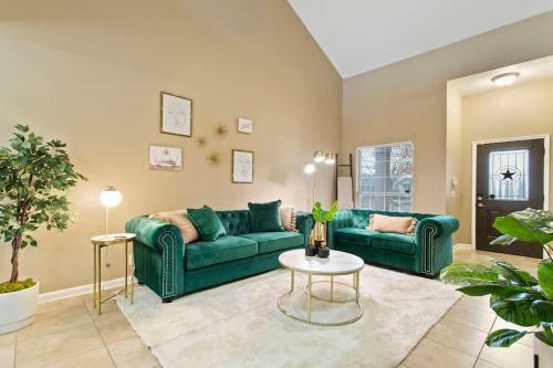 Emerald Oasis 3br 2.5ba Free Parking Upto 4 Cars