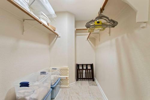 Emerald Oasis 3br 2.5ba Free Parking Upto 4 Cars