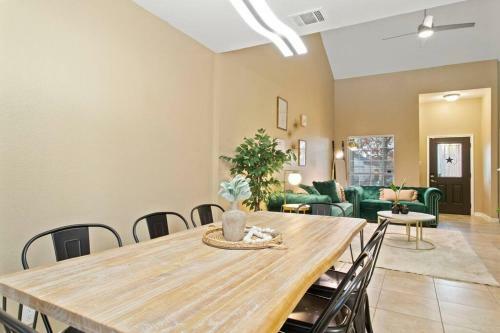 Emerald Oasis 3br 2.5ba Free Parking Upto 4 Cars