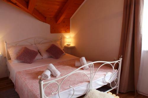 Hostal Neda Holiday House