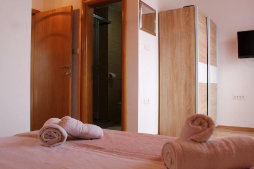 Hostal Neda Holiday House