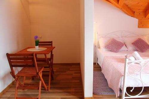 Hostal Neda Holiday House