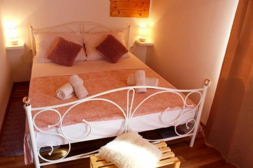 Hostal Neda Holiday House
