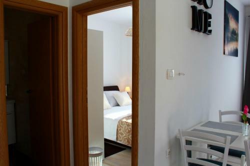 Hostal Neda Holiday House