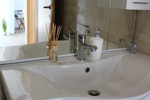 Hostal Neda Holiday House