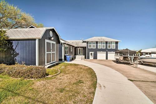 Lakefront Livingston Home - Private Boat Dock