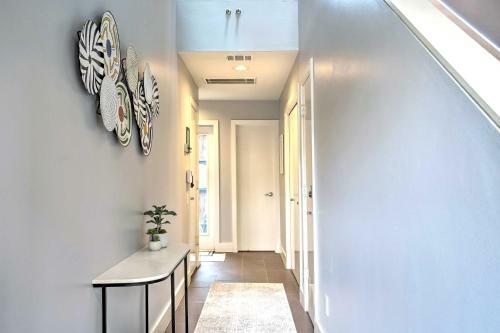 Bold And Spacious Loft In The Heart Of Midtown!