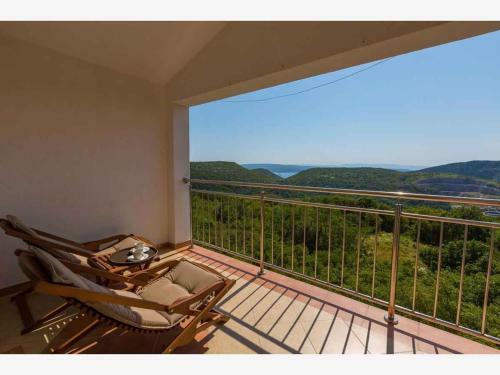 Apartment In Grizane 39410