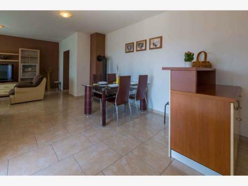 Apartment In Grizane 39410