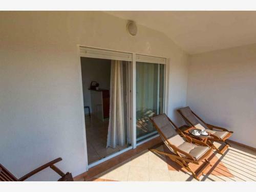 Apartment In Grizane 39410