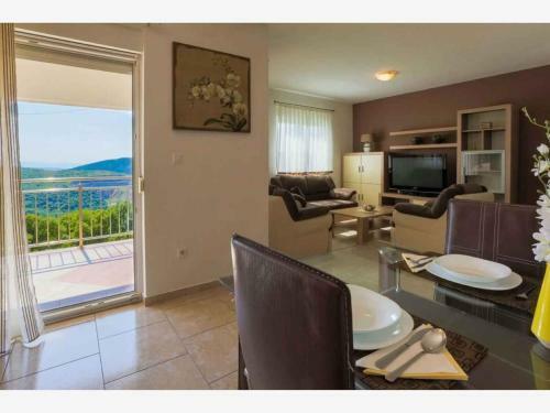 Apartment In Grizane 39410