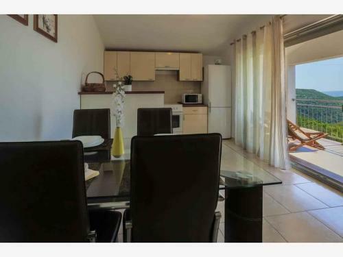 Apartment In Grizane 39410
