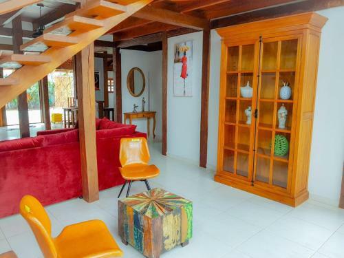 Casa Com Piscina, Bem Localizada