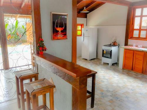 Casa Com Piscina, Bem Localizada
