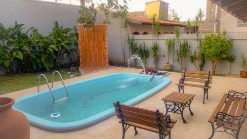 Casa Com Piscina, Bem Localizada